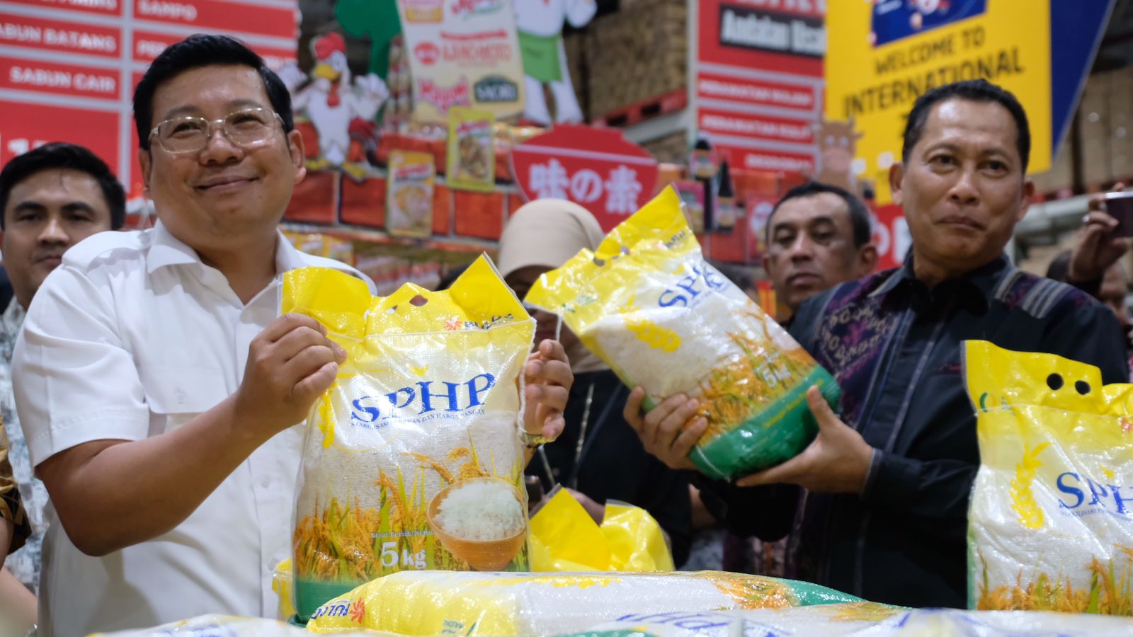 BULOG Pastikan Beras OP Tersedia Di Pasar Modern dan Tradisional