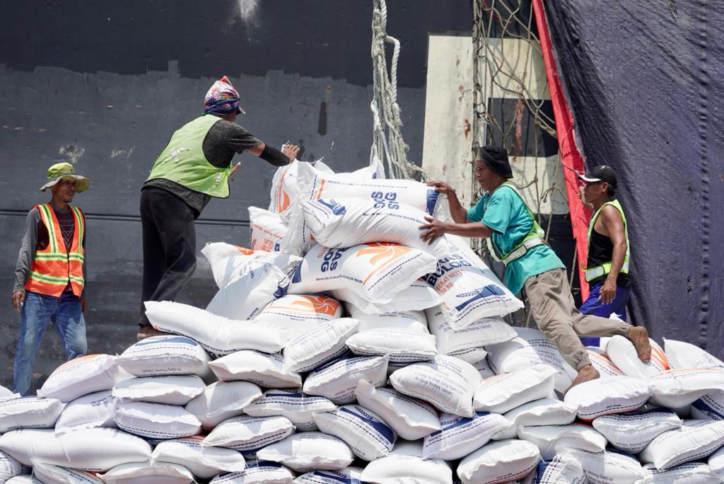 Tinjau Proses Bongkar Muat Beras di Pelabuhan, Kepala NFA Pastikan Ketersediaan Stok CBP