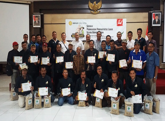 FMC Kukuhkan Komunitas Petani Jempolan