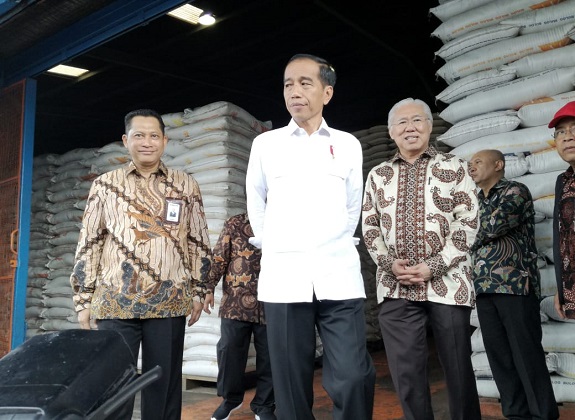 Blusukan ke Gudang Bulog, Jokowi: Stok Beras Aman