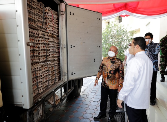 Kemendag Salurkan Bantuan 3 Ton Telur Serentak di 7 Daerah