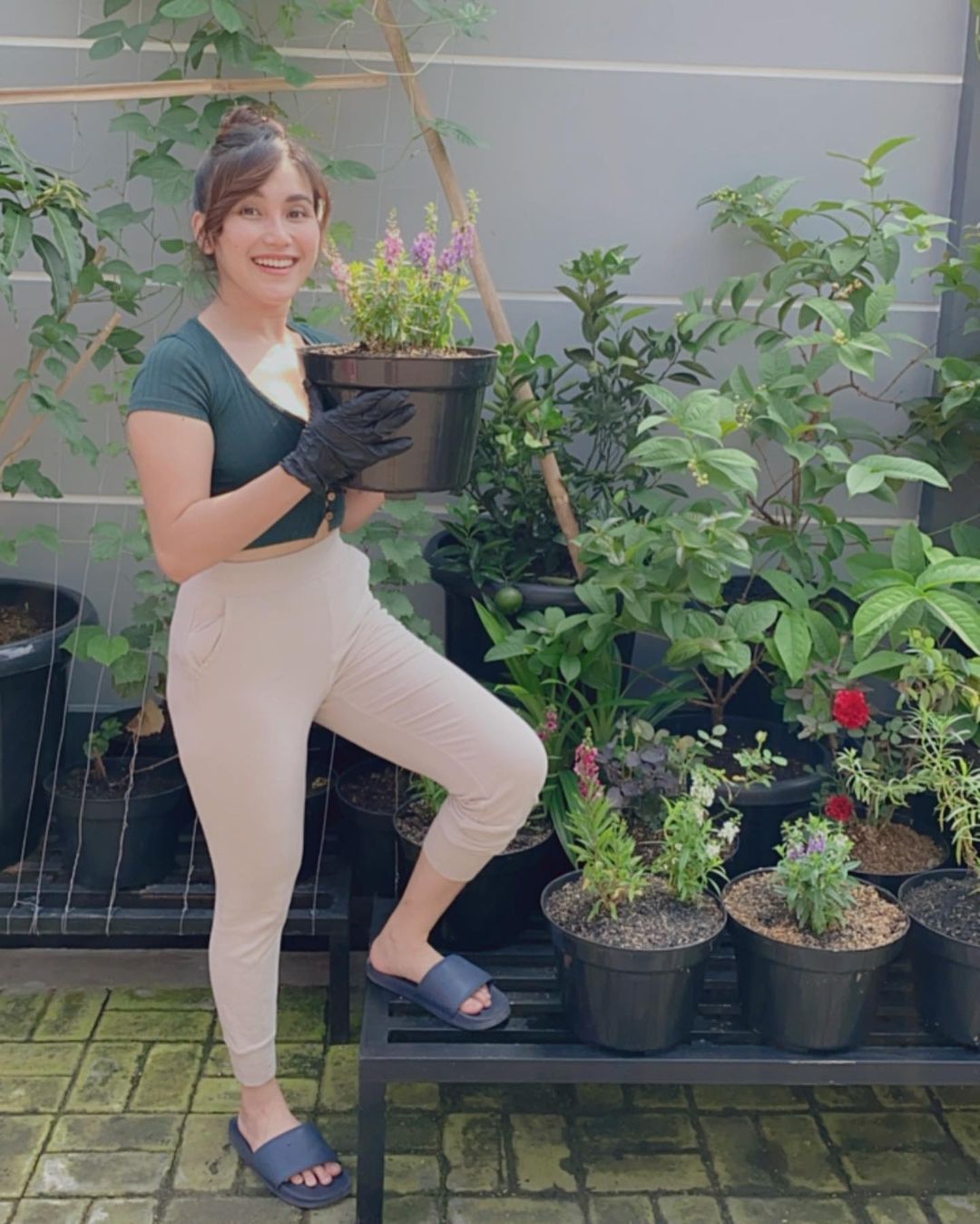 Ayu TingTing Berkebun Bersama Ayah Rozak