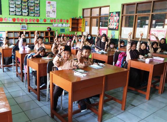 Medion Ajak Ratusan Siswa Makan Telur Bersama