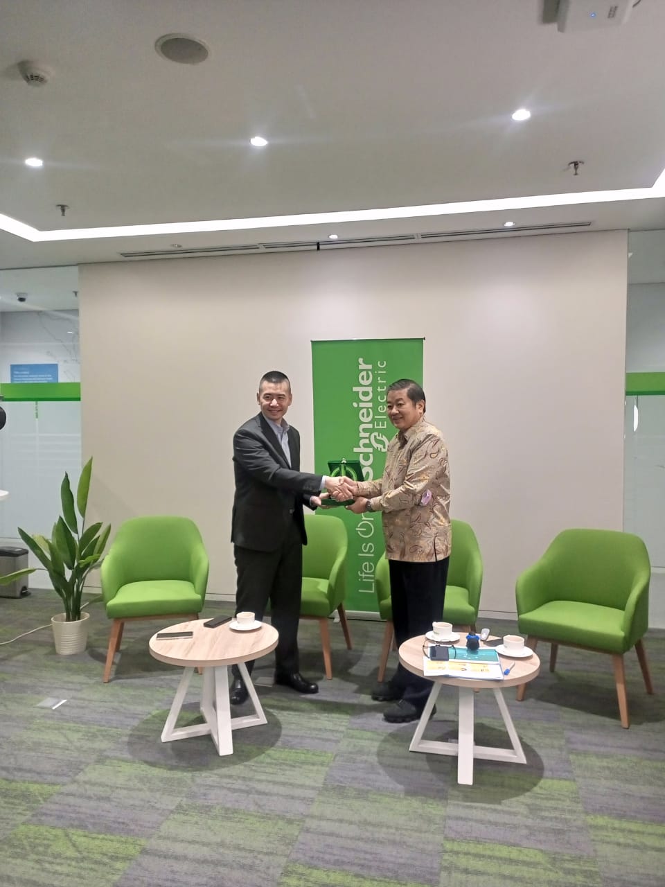 Dukung Digitalisasi Industri Mamin, Schneider Electric dan GAPMMI Teken MOU