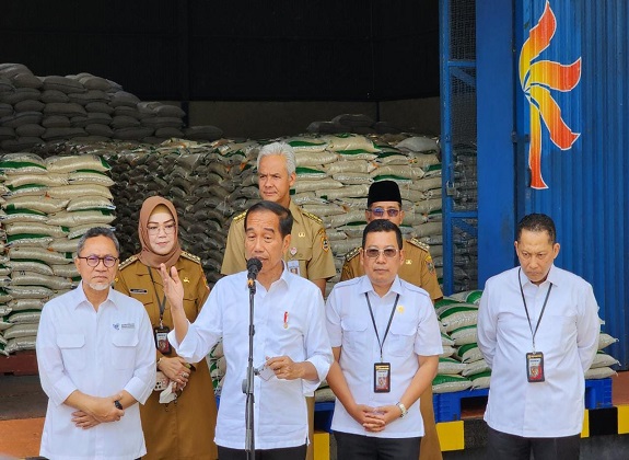 Presiden Joko Widodo Salurkan Bantuan Pangan