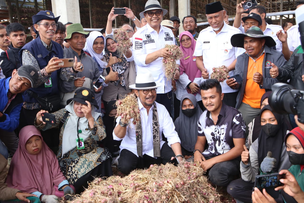 Antisipasi El Nino, Mentan SYL Tinjau Kawasan Sekaligus Panen Bawang Merah di Solok