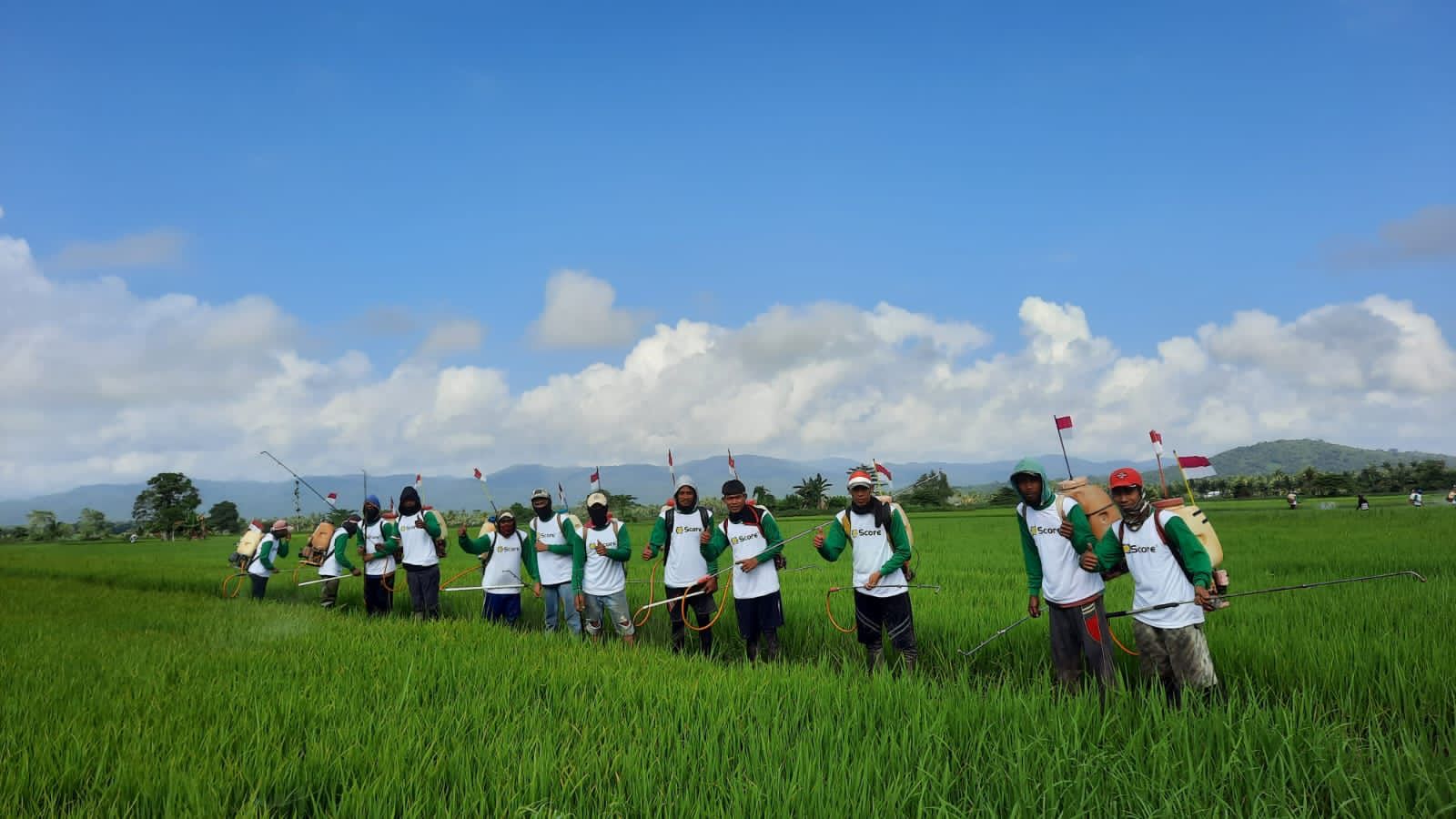 Rayakan HUT RI, Perusahaan Pertanian Multinasional ini Adakan Semprot Massal