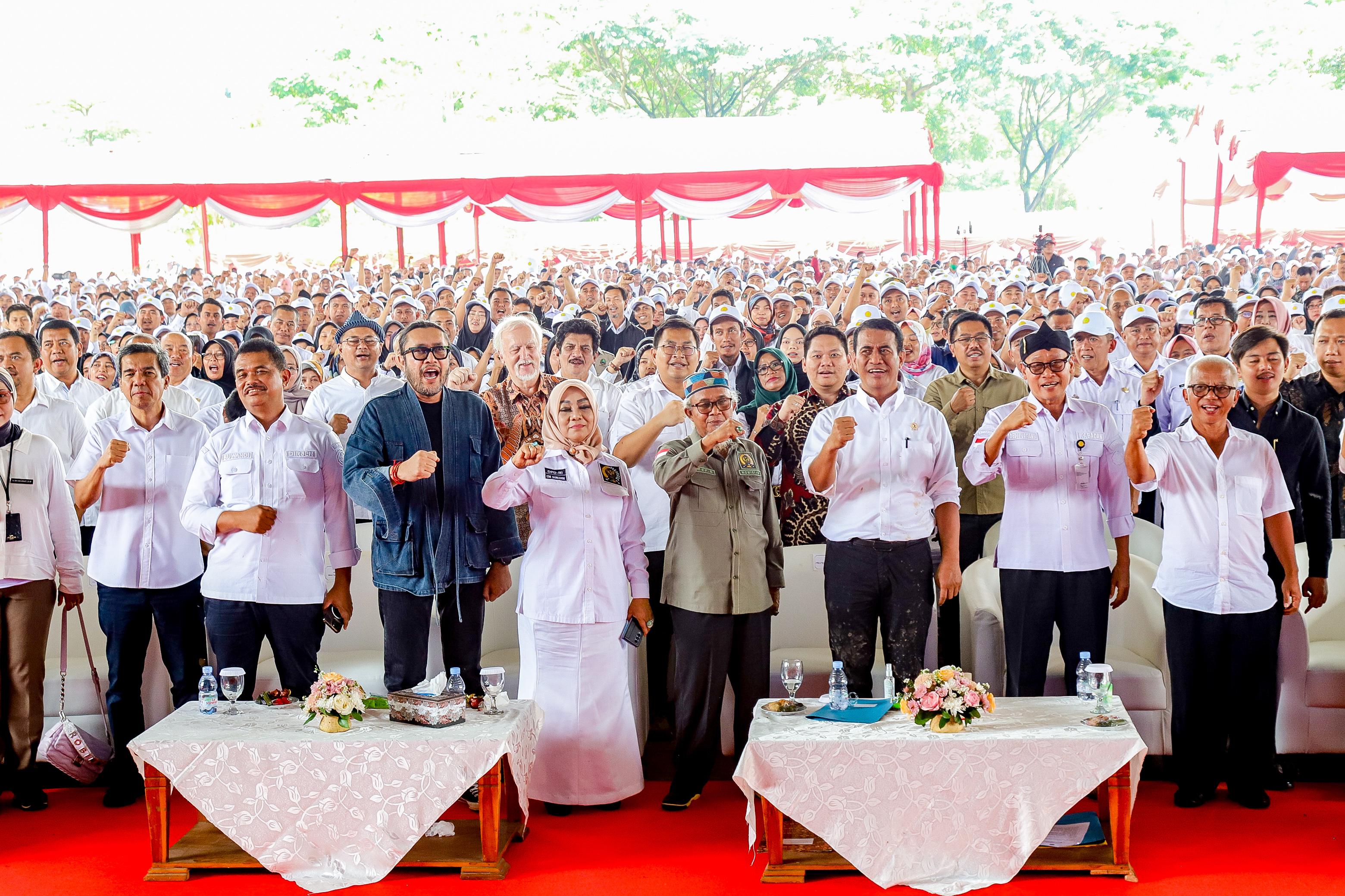 Puluhan Ribu Petani dan Penyuluh Hadir di Soreang, Mentan Amran : Kalian adalah Pahlawan Pangan Indo