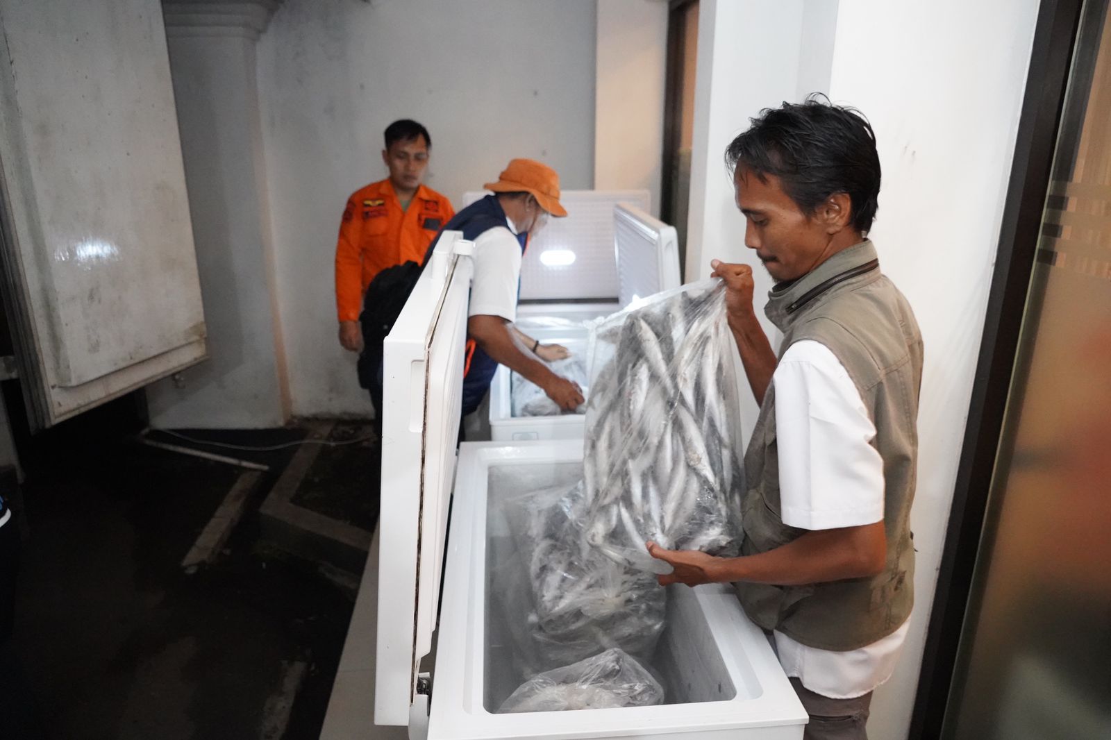 KKP Gerak Cepat Bantu 1,6 Ton Ikan ke Korban Gempa Sumedang