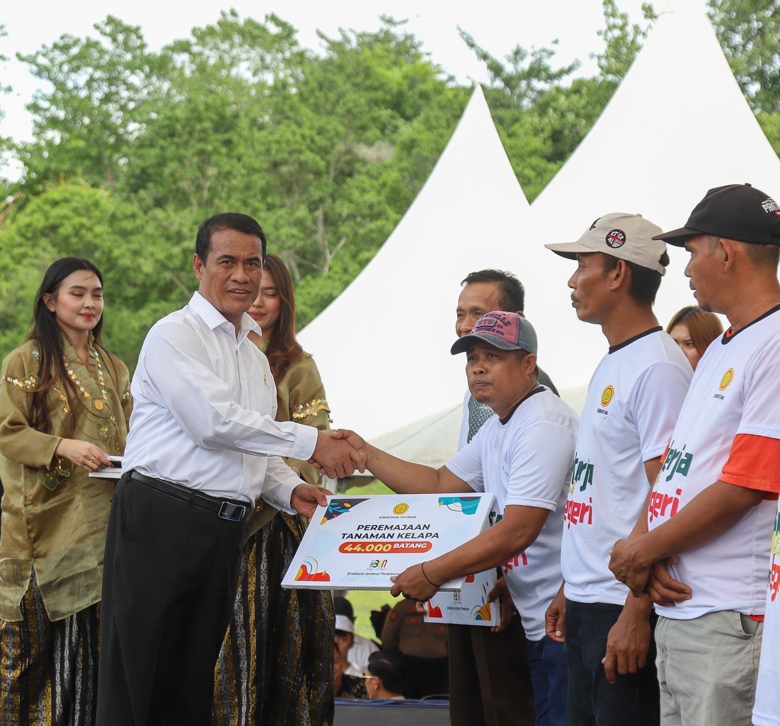 Sasar Pertanian Berkelanjutan, Mentan Amran Serahkan Bantuan di Kabupaten Wajo