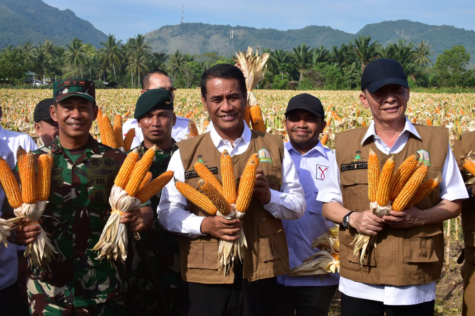 Kolaborasi Kementan-TNI Percepat Swasembada, Mentan Amran Panen dan Tanam Jagung di Aceh