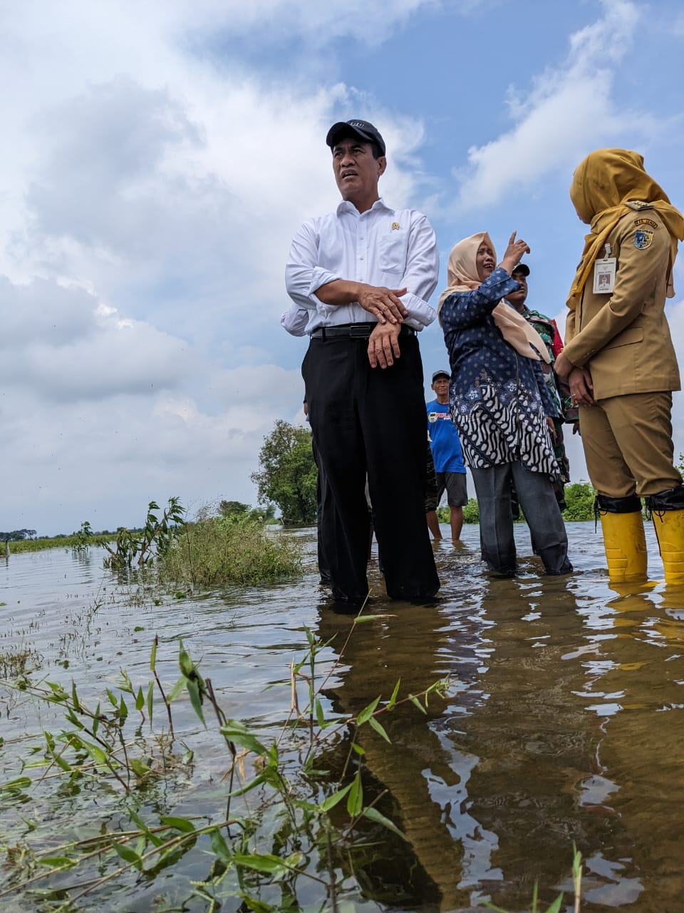 Kunjungi Korban Banjir Demak, Mentan Berikan Bantuan Benih 10.000 ha dan 30 Milliar Sarana Pertanian