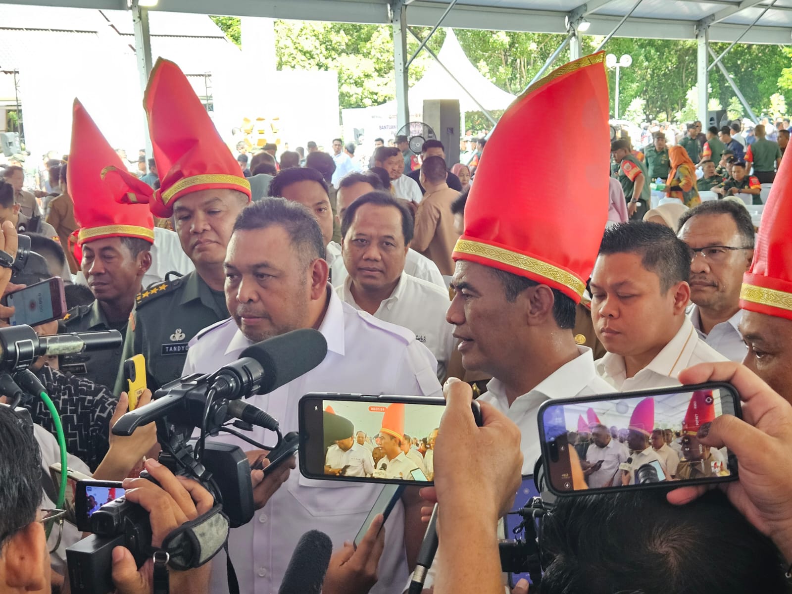 Mentan Serahkan Bantuan Pertanian Senilai Rp 410 Miliar untuk Bencana di Sulsel