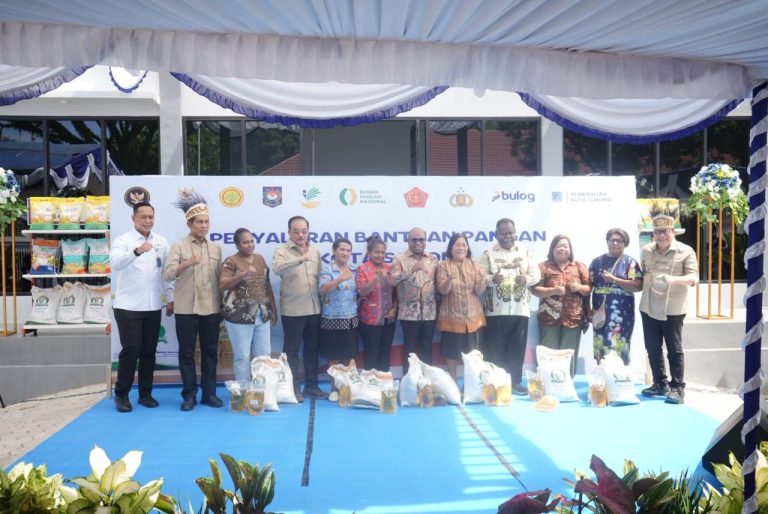 BULOG Cabang Sorong dan Komisi IV DPR RI Salurkan Bantuan Pangan