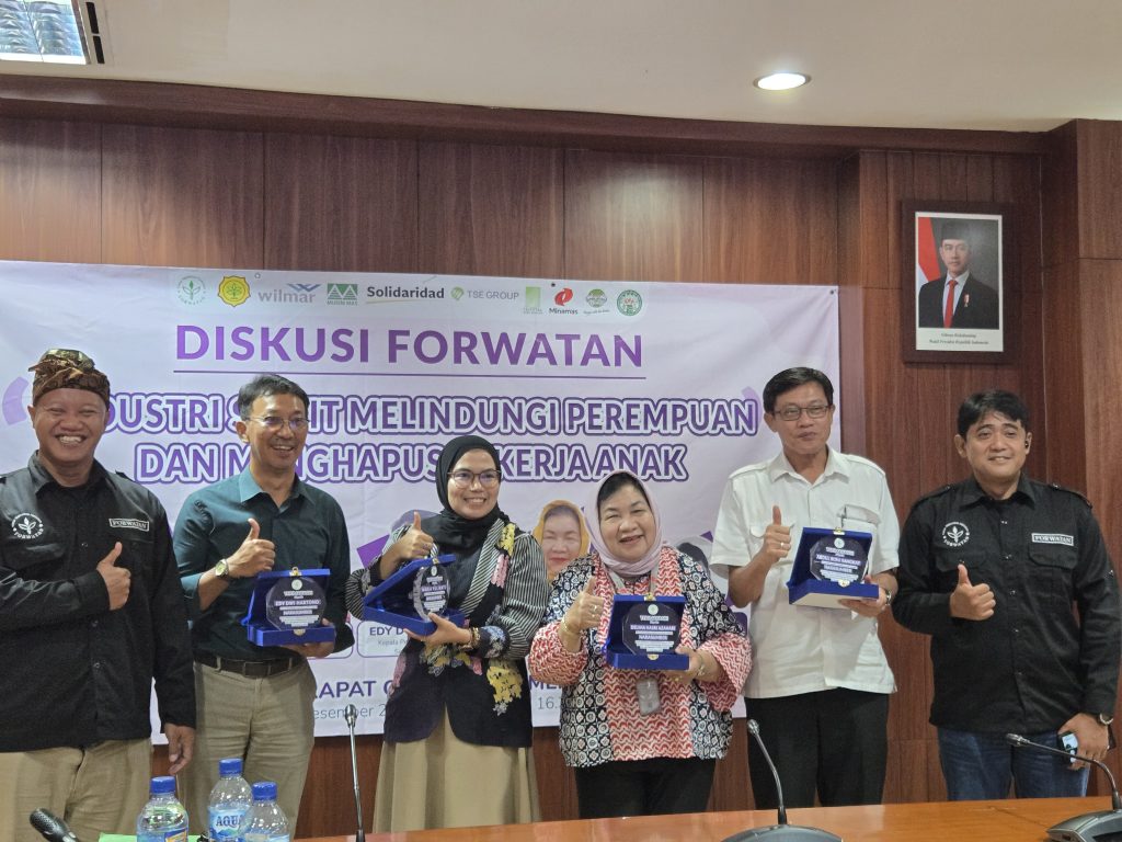 Industri Sawit Perioritaskan Perlindungan Anak dan Perempuan di Perkebunan Jakarta, Agrina-online.com. Isu pekerja perempuan dan anak di sektor perkebunan, khususnya kelapa sawit, kembali menjadi disorot tajam. Industri kelapa sawit Indonesia tak dapat dipungkiri menjadi tulang punggung perekonomian nasional. Namun, industri sawit citranya yang erat dengan maskulinitas atau pekerjaan laki-laki yang sering menenggelamkan peran besar perempuan. Di balik komitmen dan regulasi, implementasi di lapangan masih menjadi tantangan terbesar, terutama terkait praktik kerja layak, isu perempuan, dan anak. Pelaku industri sawit memberikan prioritas besar terhadap perlindungan hak anak dan pekerja perempuan sebagai implementasi praktik sawit yang berkelanjutan. Saat ini, sudah banyak fasilitas di perkebunan yang setara dengan perkantoran di kota besar seperti ruang laktasi, layanan kesehatan, fasilitas pendidikan anak usia dini, dan Rumah Perlindungan Pekerja Perempuan. Hal ini untuk memastikan komoditas emas hijau ini ramah terhadap anak dan perempuan. Informasi ini menjadi tema pembahasan Diskusi Rutin Forum Wartawan Pertanian (Forwatan) yang berlangsung di Gedung C Kementerian Pertanian, Jakarta, Selasa (2/12). Narasumber yang hadir antara lain Baginda Siagian, Direktur Tanaman Kelapa Sawit dan Aneka Palma Kementerian Pertanian. Dr. Delima Hasri Azahari, Peneliti Utama Badan Riset dan Inovasi Nasional/BRIN. Marja Yulianti, Pengurus Gabungan Pengusaha Kelapa Sawit Indonesia GAPKI Kompartemen Pekerja Perempuan & Perlindungan Anak. Edy Dwi Hartono Kepala Pengembangan Program Solidaridad Indonesia. Direktur Tanaman Kelapa Sawit dan Aneka Palma Kementerian Pertanian, Baginda Siagian menegaskan bahwa Permentan 33/2025 tentang Sertifikasi Kelapa Sawit Berkelanjutan (ISPO). Hal ini menjadi payung hukum baru yang mengikat seluruh perusahaan sawit terkait 5 kriteria dan 36 indikator ketenagakerjaan sebagai syarat sertifikasi Indonesian Sustainable Palm Oil (ISPO). “Seluruh aktivitas perusahaan kini diukur kontribusinya terhadap 17 tujuan SDGs. ISPO wajib memastikan tidak boleh ada pekerja anak, penerapan kesetaraan gender, dan perlindungan tenaga kerja,” ujarnya. Menurut Baginda, Bappenas juga akan mengaitkan penilaian pembangunan nasional dengan tingkat pemenuhan standar SDG’s sehingga kinerja perusahaan sawit akan berdampak langsung pada audit ISPO. Baginda menekankan bahwa isu keberlanjutan bukan semata tuntutan global, melainkan kebutuhan domestik mengingat besarnya ekosistem sawit Indonesia. Saat ini, terdapat 9,6 juta pekerja langsung di sektor sawit dan 7 juta–8 juta tenaga kerja tidak langsung. Bila termasuk keluarga, sedikitnya 50 juta jiwa bergantung pada industri ini. “Sawit menyumbang 3,5% terhadap PDB dan menopang ketahanan energi melalui B40 dan rencana B50 tahun depan. Jika keberlanjutan terganggu, maka risiko tekanan terhadap ekspor menjadi nyata,” katanya. Namun, ia mengakui masih ada isu lapangan—seperti penempatan pekerja perempuan di pekerjaan berisiko, ketimpangan upah, kurangnya APD, minimnya fasilitas penitipan anak, dan akses kesehatan yang belum merata. Di sisi lain, terjadi pula kesalahan persepsi berkaitan isu anak-anak yang terlihat berada di perkebunan sawit. “Seringkali anak-anak hanya ikut orang tuanya sepulang sekolah, bukan bekerja. Namun ketika didokumentasikan, dianggap pekerja anak,” jelasnya. Meski demikian, perusahaan tetap dilarang mempekerjakan anak dalam bentuk apa pun dan dinilai gagal dalam proses sertifikasi ISPO jika terbukti ada temuan tersebut. “Makanya saya yakin jika pekerja perempuan sudah sangat terlindungi di perusahaan-perusahaan besar. Ini mungkin pekerjaan rumah bagi perusahaan menengah atau kecil. Bahkan mungkin di pekebun rakyat,” tuturnya. Dalam sambutannya, Ketua Forwatan, Beledug Bantolo, menilai isu humanisme terutama terkait perempuan pekerja, masih belum menjadi perhatian publik. Sementara itu, sejumlah tantangan yang sekarang dihadapi industri sawit seperti penyitaan lahan, beban ganda perempuan, keberadaan fasilitas penitipan anak yang belum merata sehingga perlu menjadi fokus diskusi keberlanjutan sawit. Di tempat sama, Peneliti Utama Badan Riset dan Inovasi Nasional (BRIN), Delima Hasri Azahari menekankan bahwa banyak temuan “pekerja anak” kerap disimpulkan secara keliru oleh pihak luar. “Anak-anak yang ikut ke kebun sering dianggap bekerja, padahal mereka hanya bermain atau menemani. Itu harus dilihat secara hati-hati,” jelasnya. Delima juga mendorong agar di lapangan seperti ketersediaan klinik kebun yang tersedia 24 jam hingga perbaikan sanitasi di beberapa wilayah sekitar Perkebunan sawit. Menurutnya, kerangka hukum sebenarnya sudah kuat—UU 13/2003, UU Perlindungan Anak, hingga standar ISPO/RSPO—namun implementasi lapangan masih perlu diperkuat, termasuk audit yang lebih ketat. Pengurus GAPKI Kompartemen Pekerja Perempuan & Perlindungan Anak, Marja Yulianti, menyampaikan bahwa 758 perusahaan anggota GAPKI telah menjalankan berbagai program perlindungan pekerja termasuk pelatihan K3, fasilitasi APD, posyandu, PAUD, ruang laktasi, hingga Rumah Perlindungan Pekerja Perempuan (RP3). Menurutnya, isu rendahnya upah perempuan tidak sepenuhnya akurat. “Perbedaan upah biasanya terjadi karena pilihan jam kerja. Jika karyawan tetap, standar upahnya sama. Itu yang kami jalankan di perusahaan yang terdaftar di GAPKI,” tegasnya. Senada dengan Delima, GAPKI juga menegaskan bahwa tuduhan pekerja anak kerap tidaklah benar dan telah menjadi kampanye hitam untuk menyerang industri sawit. Contohnya, anak-anak sepulang sekolah karena sendiri di rumah, lalu memilih untuk ikut orang tuanya yang sedang bekerja di kebun. Ketika ada LSM lalu diambil fotonya secara diam-diam lalu dianggap anak-anak itu juga bekerja. “Tuduhan pekerja anak tidak benar dan merugikan perusahaan. Sekitar 69% perusahaan anggota GAPKI telah tersertifikasi ISPO karena ini sebuah indikator bahwa perlindungan pekerja perempuan dan hak anak semakin kuat,” ujarnya. Dalam diskusi tersebut, Kepala Pengembangan Program Solidaridad Indonesia, Edy Dwi Hartono menegaskan, pemberdayaan perempuan petani dan pekerja di industri kelapa sawit nasional adalah salah satu cara, sekaligus investasi guna mewujudkan sawit berkelanjutan dan bebas pekerja anak pada industri sawit di Indonesia. Perempuan petani dan pekerja yang berdaya serta terpenuhi hak-haknya akan menjaga produktivitas komoditas kelapa sawit dalam jangka panjang, termasuk mencegah adanya anak-anak yang bekerja di sektor ini. Sejalan dengan studi mendalam Dana Anak-Anak Perserikatan Bangsa-Bangsa (UNICEF, 2016) yang diperkuat oleh data pemantauan terbaru Kemitraan untuk Aksi Menanggulangi Pekerja Anak di Pertanian (PAACLA Indonesia, 2024). Realitas di lapangan membuktikan bahwa formalisasi status pekerja perempuan dari pekerja harian menjadi tenaga kerja berkontrak merupakan intervensi paling krusial yang mampu memutus rantai pekerja anak, menegaskan bahwa pencapaian Zero Child Labor tidak bergantung pada sanksi dan larangan semata, melainkan pada jaminan upah dan hak pengasuhan bagi para ibu. “Kami percaya bahwa ketika perempuan memiliki akses yang setara terhadap sumber daya, hak, dan representasi/suara, stabilitas ekonomi keluarga akan meningkat, yang secara langsung menurunkan risiko anak-anak ikut bekerja di kebun sawit,” pungkasnya. pekerja sawit perempuan dan anak