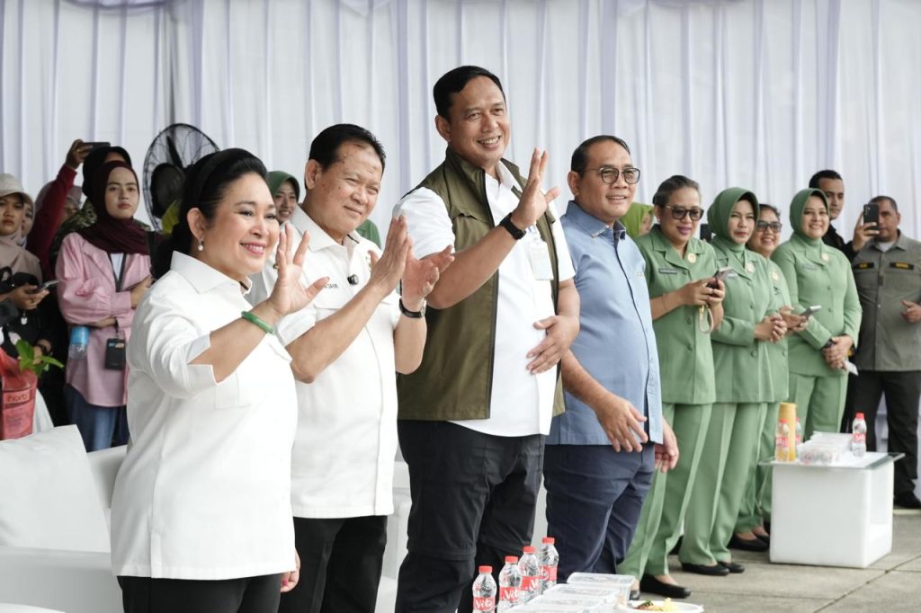 Dirut BULOG Beserta Ketua Komisi IV dan Kasad Dianugerahi sebagai Insan Inspiratif Pangan